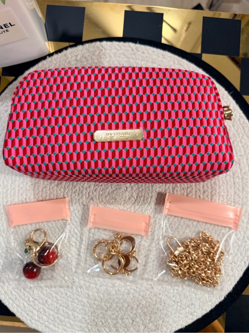 New - Bulgari Parfume Pink Geo-Print Cosmetic Crossbody+ Gold Chain/Cherry Charm - Picture 9 of 9